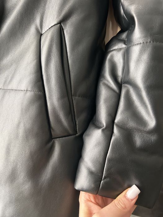 Зимовий пуховик з екошкіри