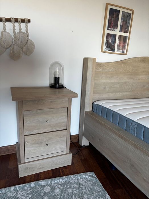 Cama casal Madeira + mesa cabeceira