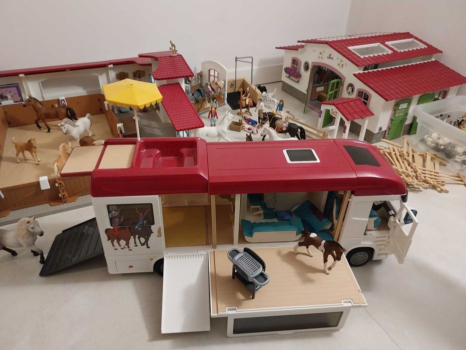 Schleich: kamper, stajnia, ujeżdżalnia, myjka, boks i przeszkody
