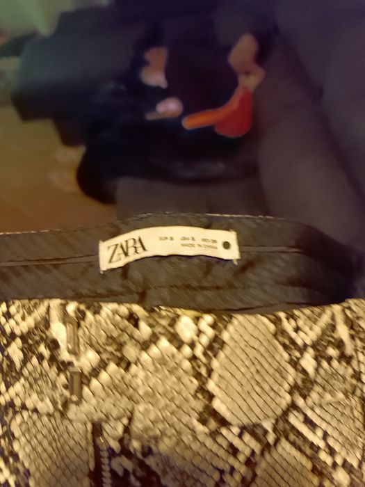 Calça Zara estilo Pele de cobra