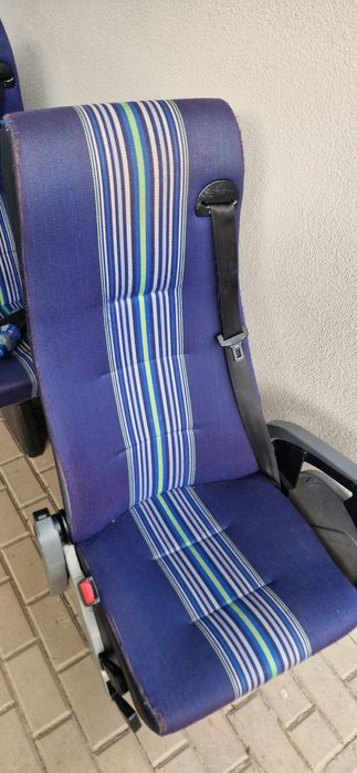 Fotele z pasami zwykłe i obrotowe.