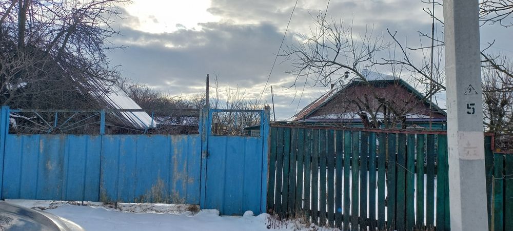 Продам пів будинка та земельну ділянку