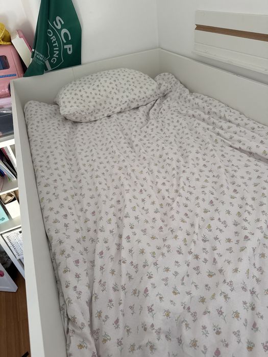 Cama elevada com pequeno armario incluido.