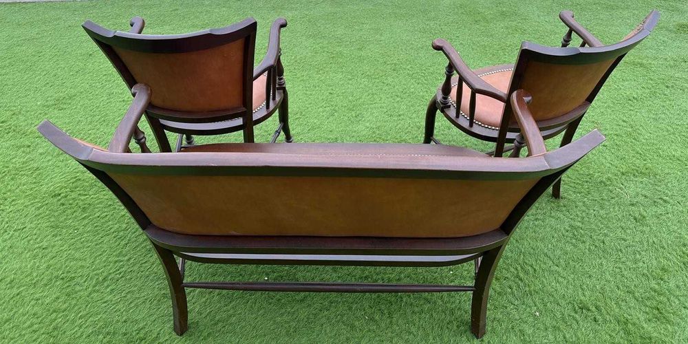 Conjunto antigo, sofá e duas poltronas de madeira  estofado de couro
