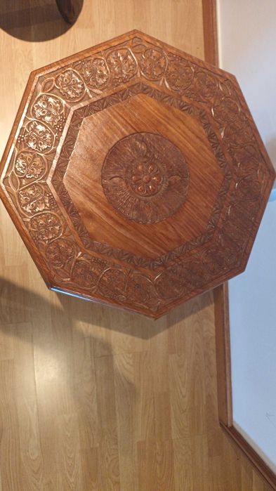 Mesa de centro/apoio/decoração, em madeira maciça toda trabalhada.