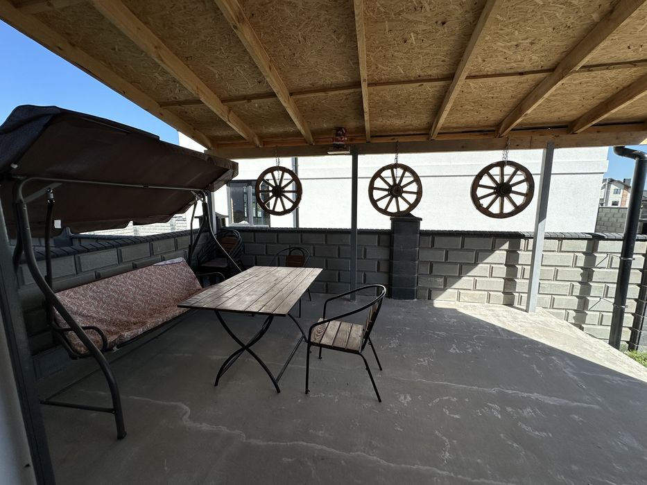 Продам сучасний котедж з гаражем і ремонтом