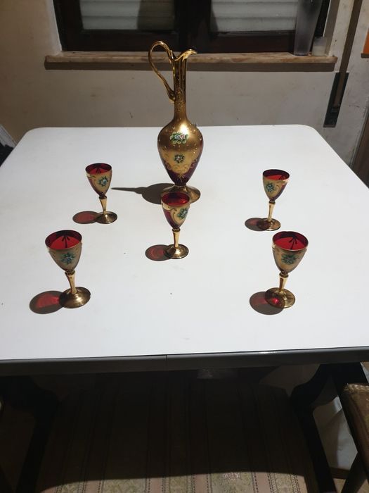 Copos e jarra de vidro de murano