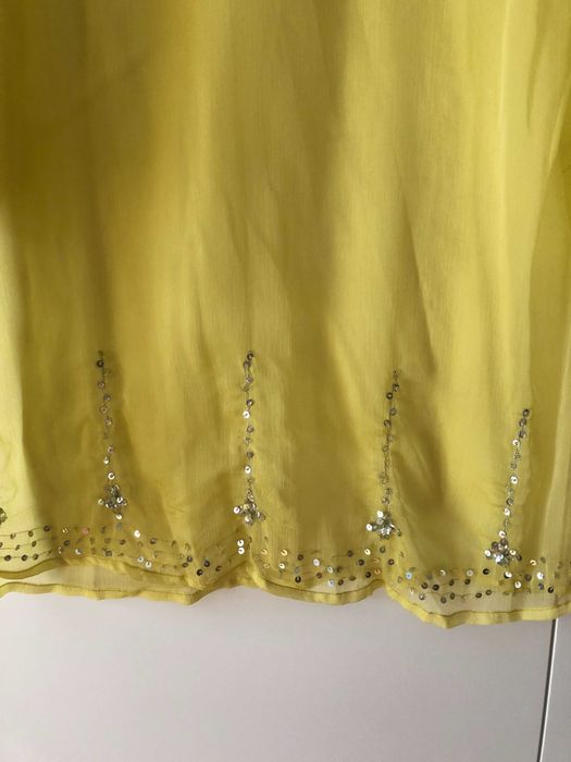 Túnica amarela com brilhantes