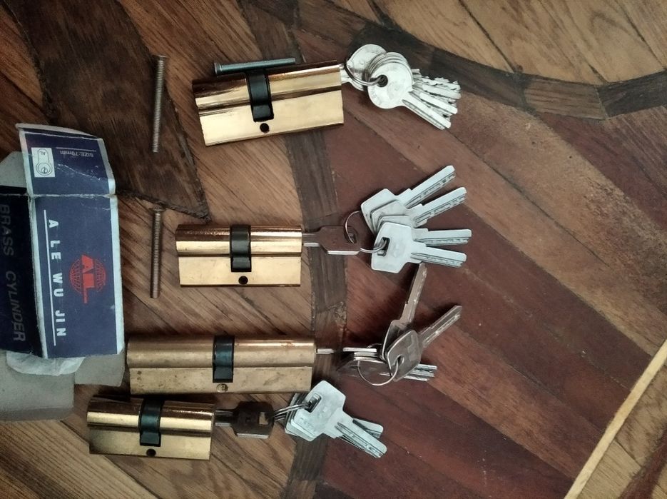 Продам новые личинки для замков с набором ключей.