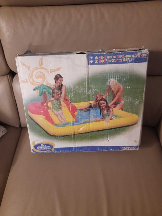 Dmuchany plac zabaw ze zjeżdżalnią firmy INTEX.