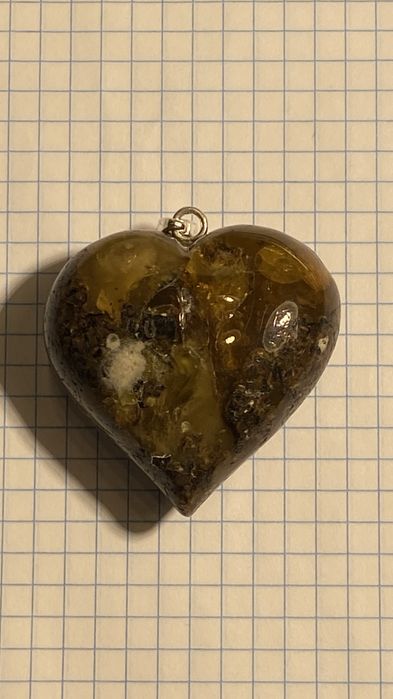 Wisior z bursztynu , duże serce