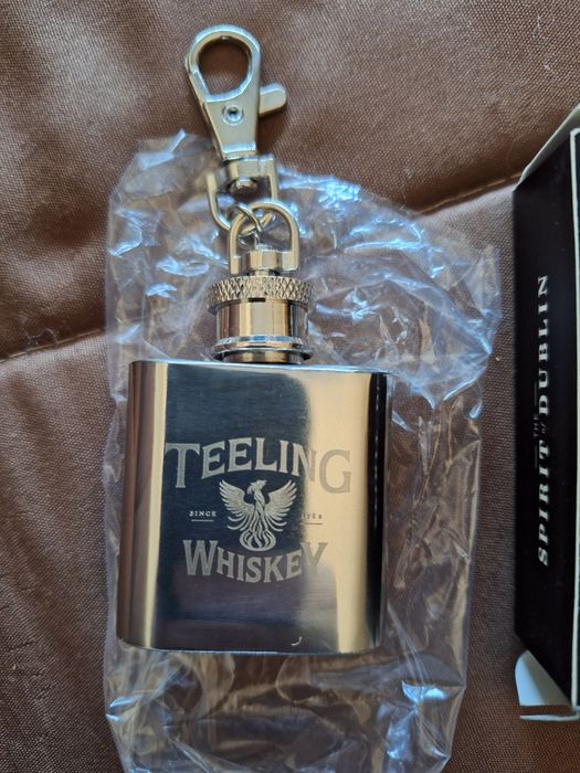 Mini garrafa de alumínio do whisky em porta chaves