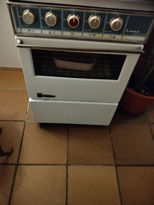 Vendo fogão em segunda só com dois bicos a trabalhar tem marcas de uso