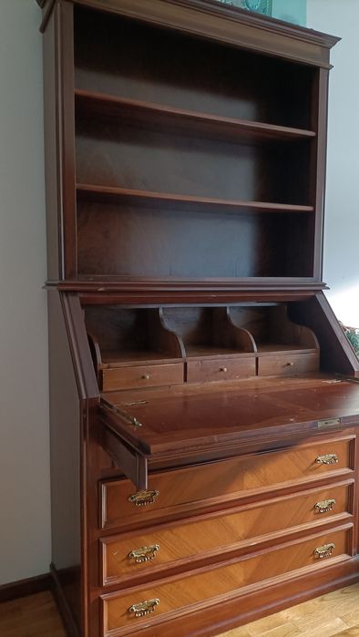 Comoda/secretaria com estante, em mogno.