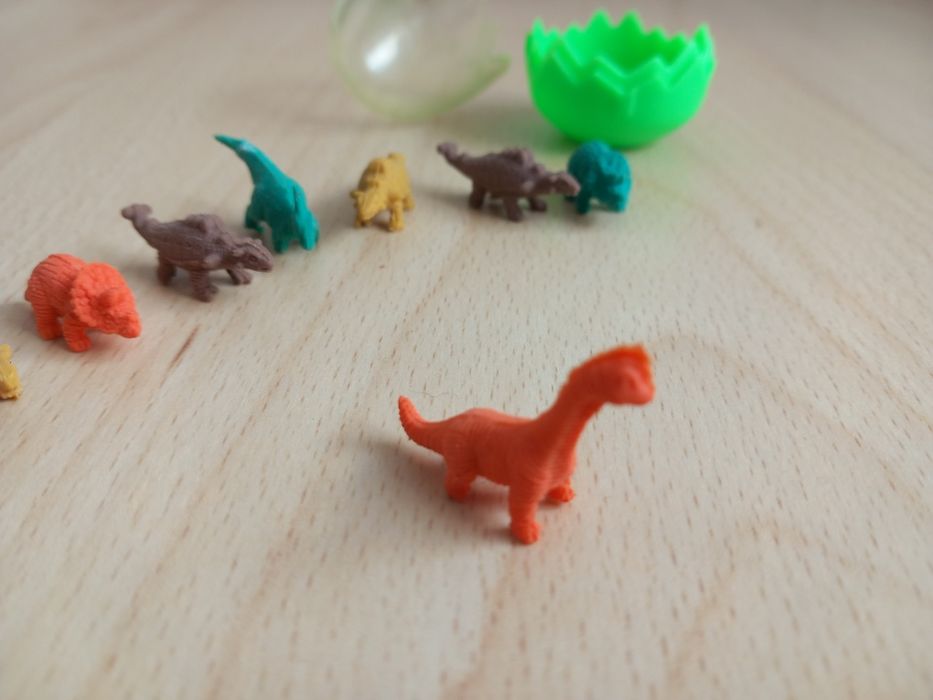 Ovo com mini dinossauros de silicone