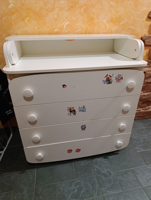 Дитячий комод з пелинальним столиком