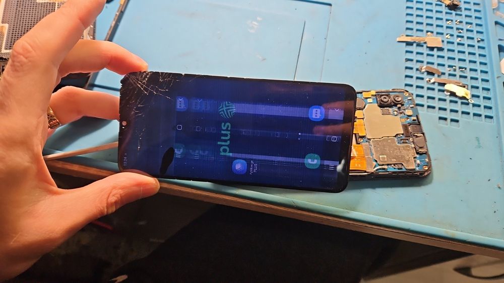 Продам телефон samsung a20e