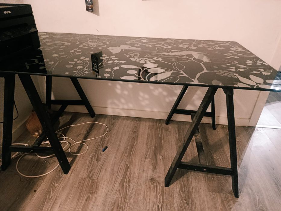 Mesa de vidro com detalhes florais
