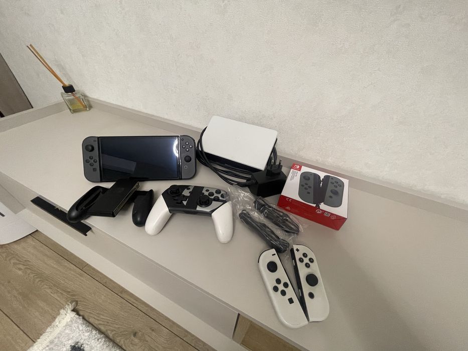Nintendo Switch Oled +контролери joy-con,білі в подарунок,торг
