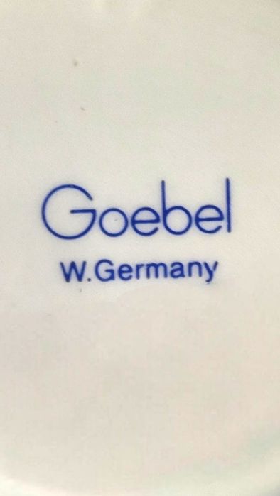 Figurka Goebel – chłopiec z parasolem