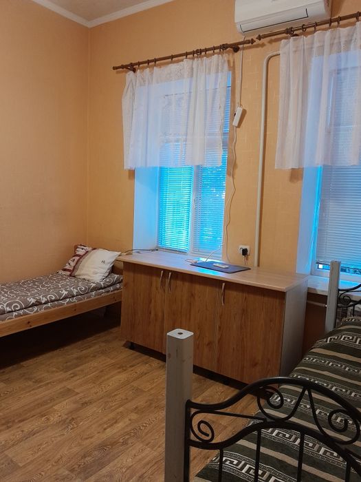 Здається подобово будинок,3 кімнати.