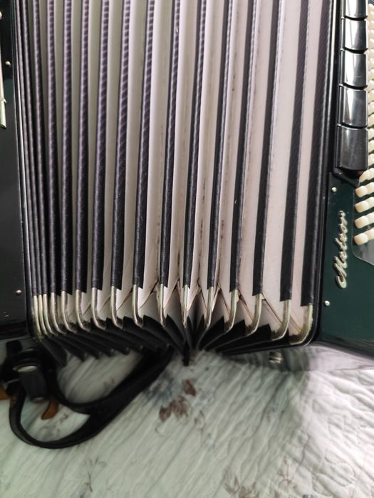 Продам акордеон Rojal standart 4/4