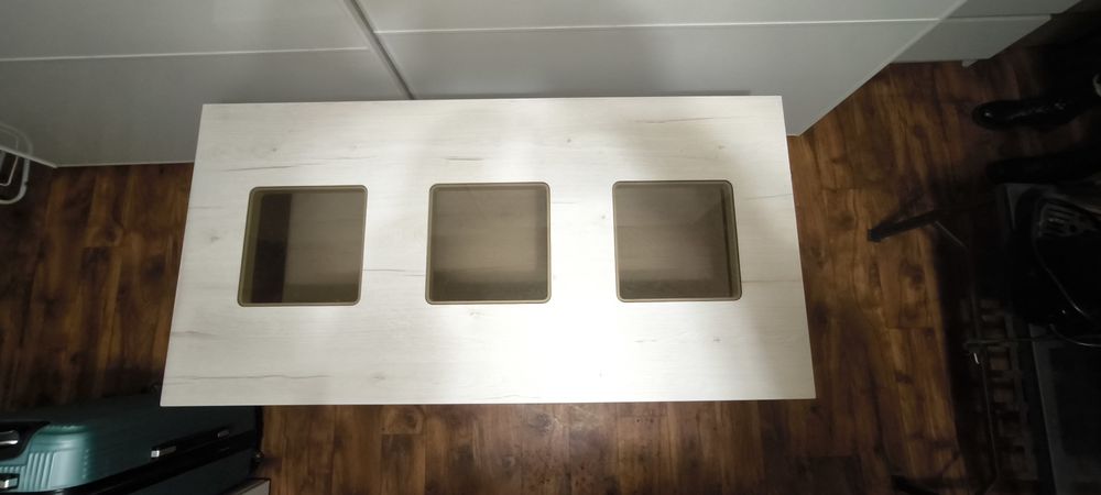 Używany stolik prostokątny ze szkłem i półką (dąb Soma perłowy)