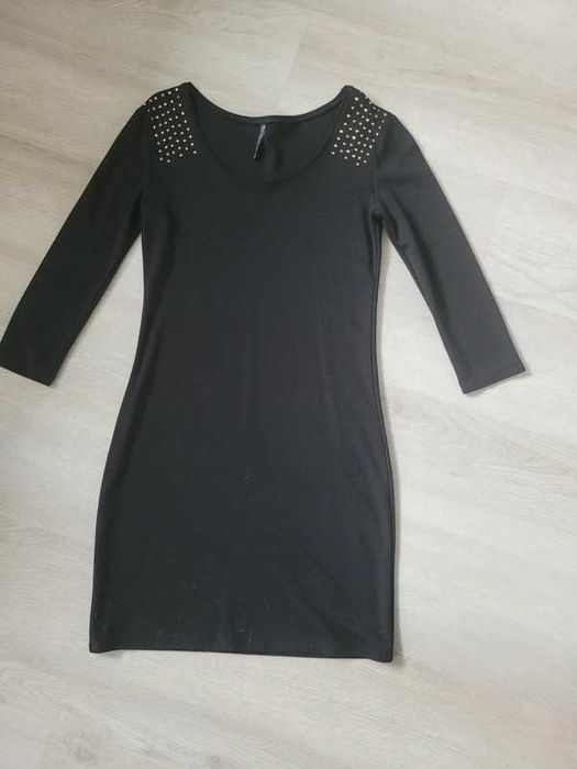 Czarna sukienka ołówkowa