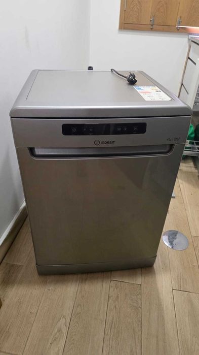 Máquina de lavar loiça - 14 serviços em ótimo estado