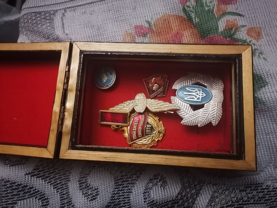 Деревянная шкатулка(ссср) +значки