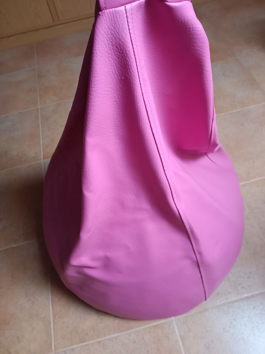 Puf em pele rosa com enchimento de esferovite