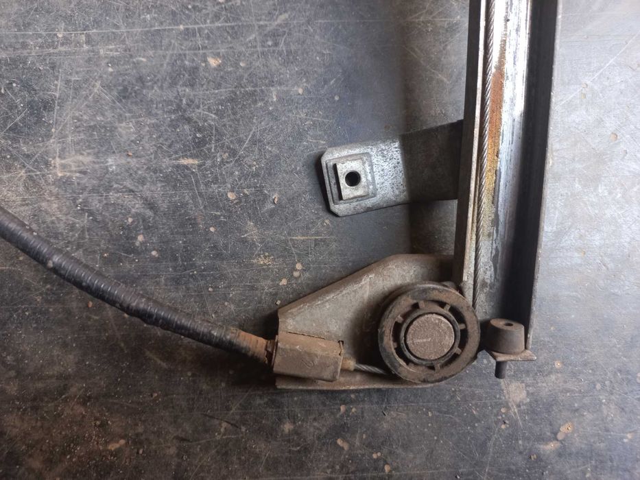 Склопідіймач ручний Audi 100 C3 1989 року випуску.