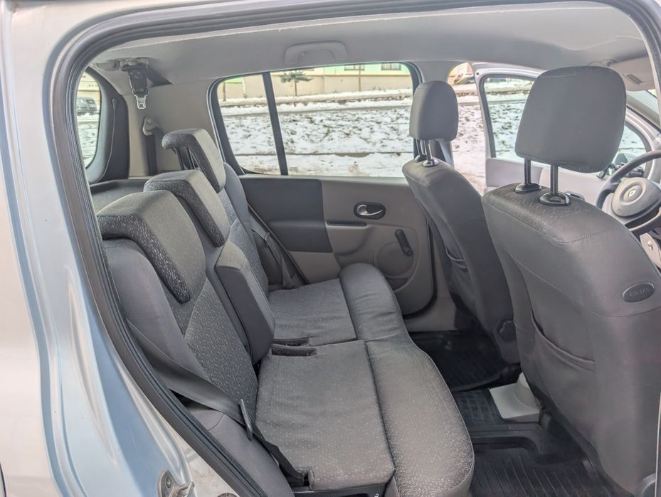 Маленька зручна машинка в рідній фарбі!