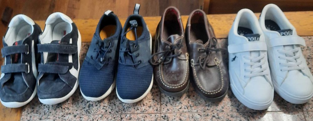 Calçado de vários tamanhos, estilos e marcas, para menino.