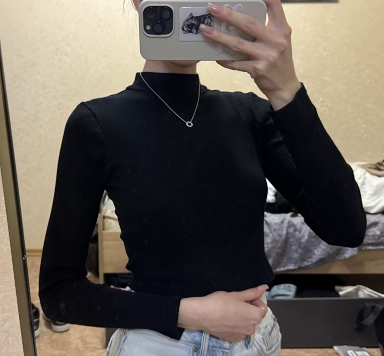 Чорний топ з довгим рукавом