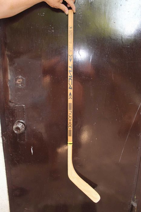 продам клюшку хокеиную произ ссср детскую 1000 гривен