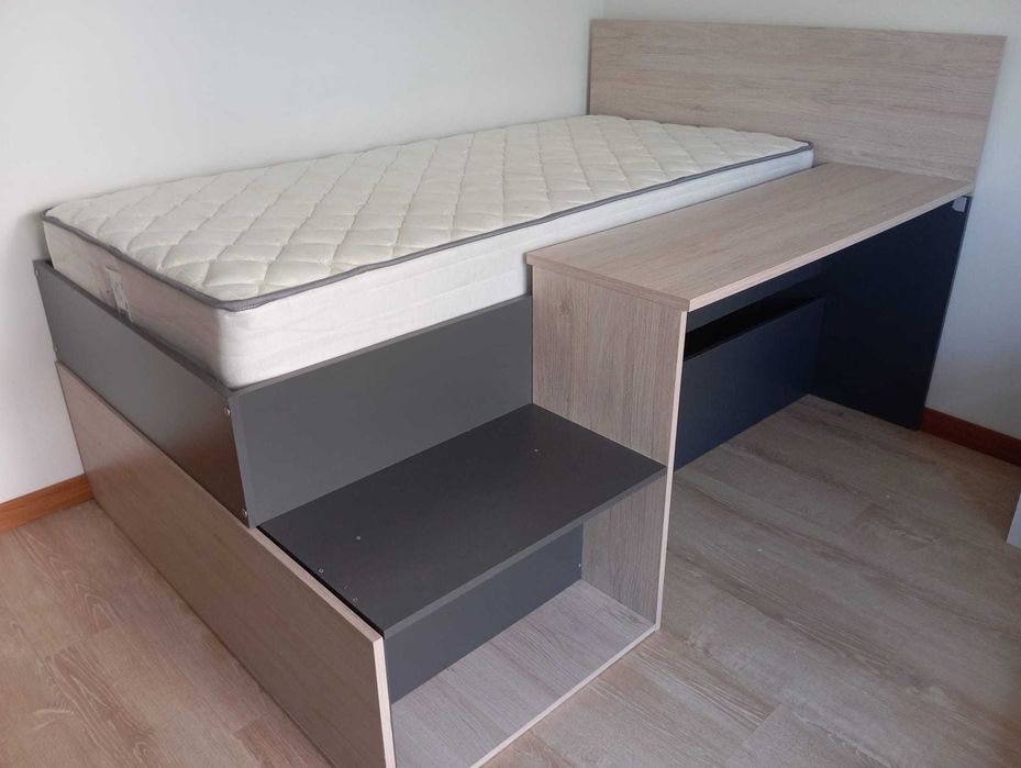 Cama com colchão para quarto individual com arrumação.