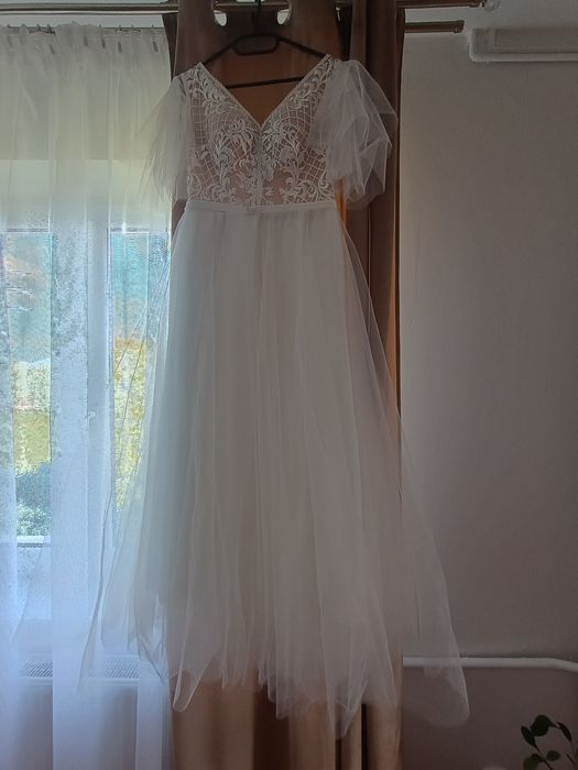 Suknia ślubna Kaledonia, litera A, 3 warstwy tiulu, M/L