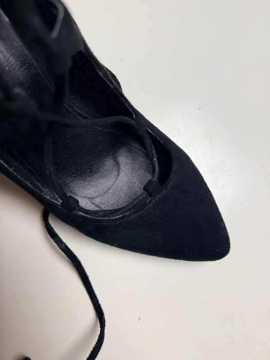 Eleganckie czarne szpilki z wiązaniem - kobiece i
stylowe, rozmiar 38