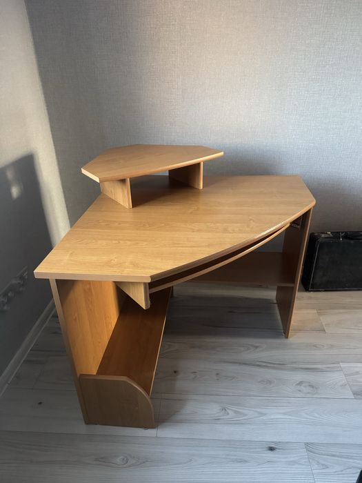 Biurko brązowe z półką na klawiaturę