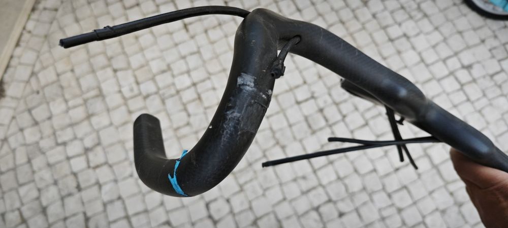 Guiador integrado em carbono