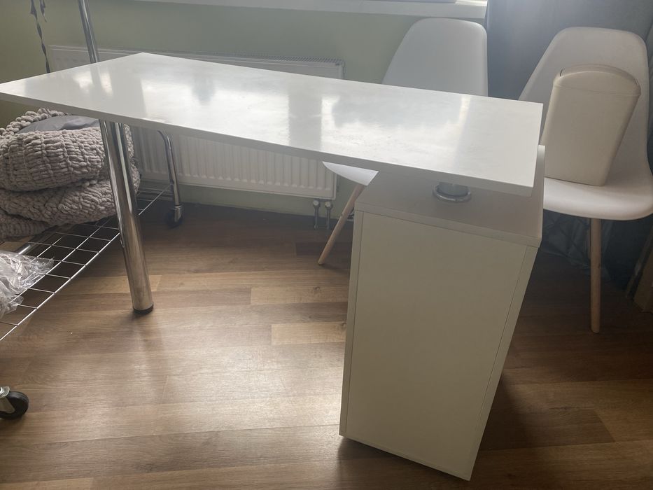 Терміново продаю стіл, полицю