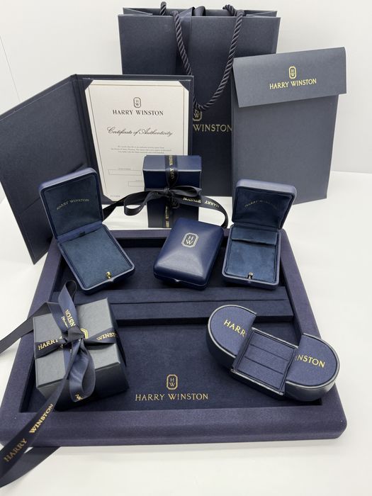 Коробка Harry Winston.Гаррі Вінстон.