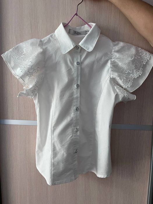 Біла блузка на короткий рукав