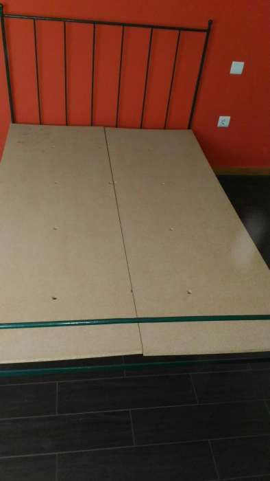 Cama de ferro maciço com mais de 150 anos