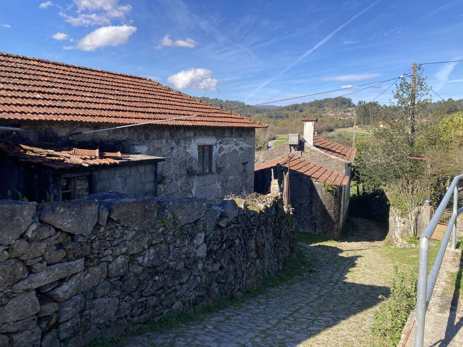 Moradia T2 a 15 min a pe do centro da vila com logradouro