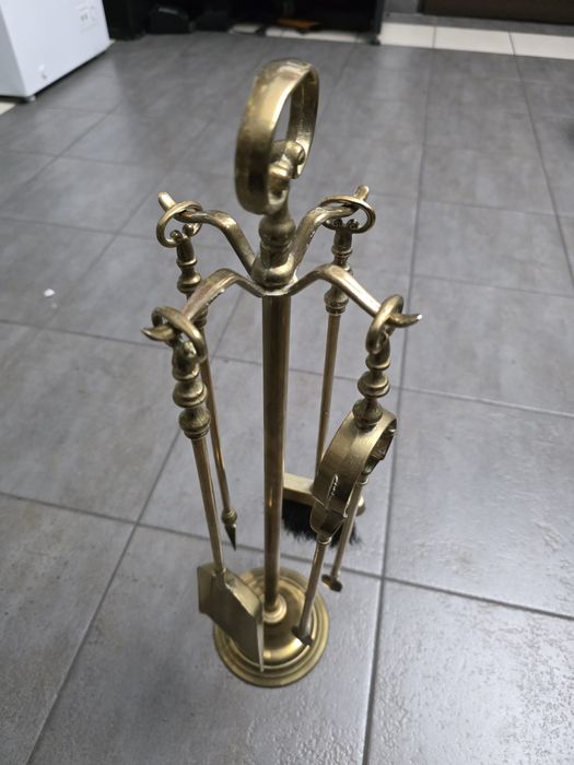 mosiężny zestaw akcesoriów kominkowych.