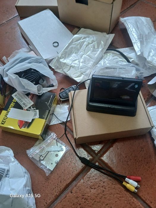 Auto-Radio, sensores de estacionamento, e câmeras de ré.