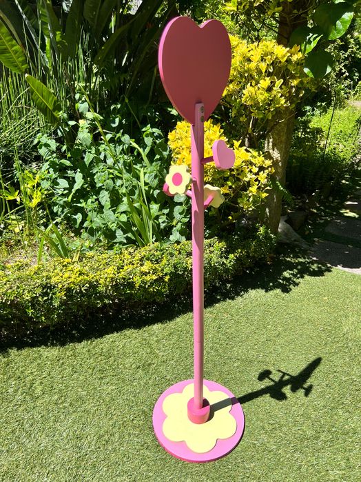 Cabide de madeira de criança vertbaudet rosa e verde com coração