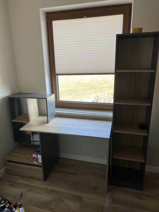 Biurko z regałem